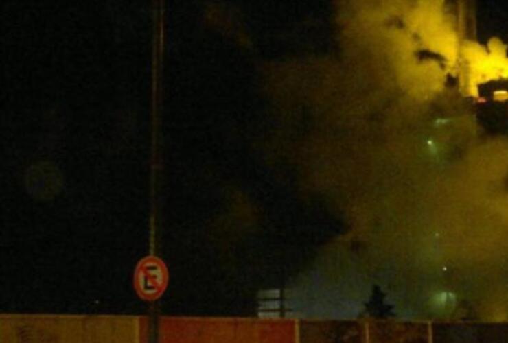 La explosión en la central eléctrica conmocionó el barrio de Arroyito.
