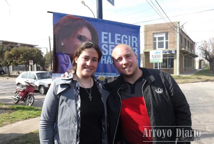 Julián Polinesi junto a Carolina Maira Díaz Lanutti, los jóvenes esperan lograr un lugar en el Concejo