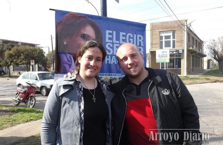 Julián Polinesi junto a Carolina Maira Díaz Lanutti, los jóvenes esperan lograr un lugar en el Concejo