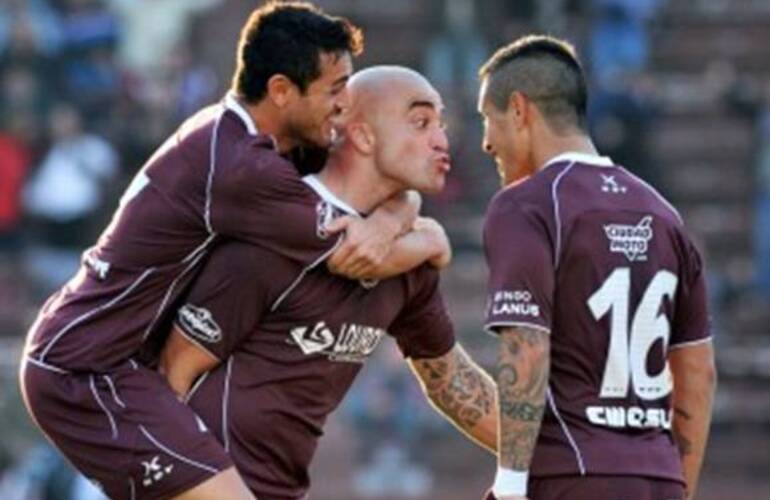 Imagen de Torneo Inicial: Lan&uacute;s derrot&oacute; como local a Belgrano con dos tantos de Santiago Silva