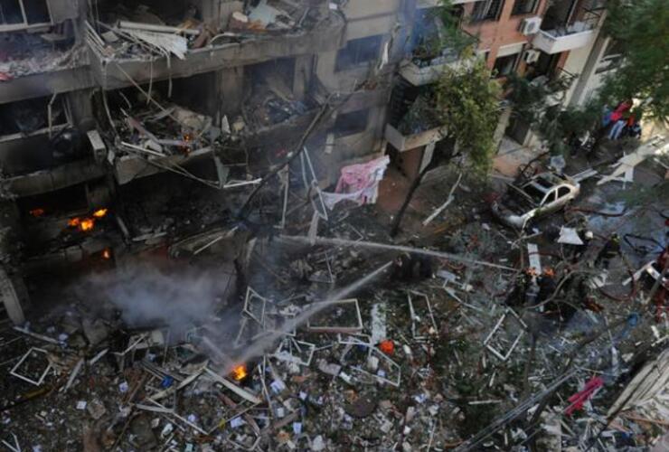 Los bomberos trabajan en el lugar para sofocar las llamas del incendio en el edificio. Foto: N. Juncos. La Capital