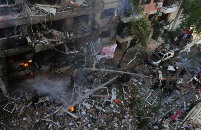 Los bomberos trabajan en el lugar para sofocar las llamas del incendio en el edificio. Foto: N. Juncos. La Capital
