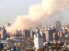 Los bomberos trabajan en el lugar para sofocar las llamas del incendio en el edificio. Foto: N. Juncos. La Capital