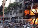 Los bomberos trabajan en el lugar para sofocar las llamas del incendio en el edificio. Foto: N. Juncos. La Capital