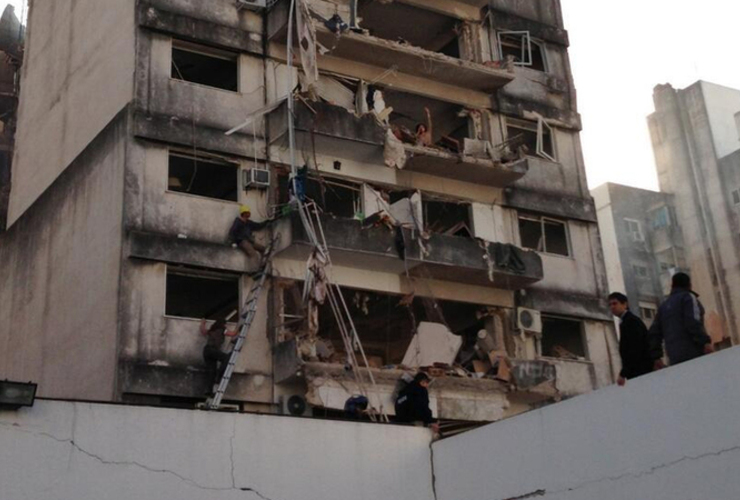 Un escape de gas en un edificio de Salta 2141 causó, a las 9.40 de ayer, la peor tragedia que recuerde la ciudad. Un bloque de la edificación, de nueve pisos, se desplomó.