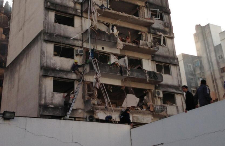 Un escape de gas en un edificio de Salta 2141 causó, a las 9.40 de ayer, la peor tragedia que recuerde la ciudad. Un bloque de la edificación, de nueve pisos, se desplomó.