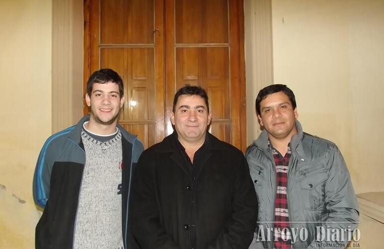 Adri&aacute;n Spina en compa&ntilde;&iacute;a de Juan Pablo Broin y Sim&oacute;n Spina