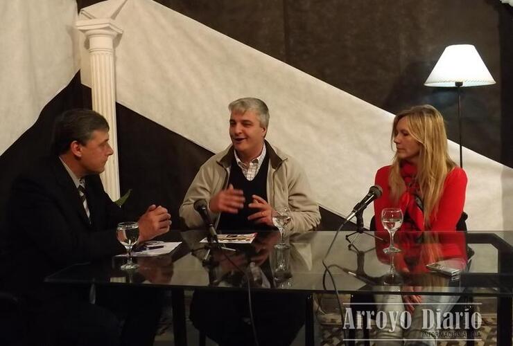 Nizar Esper junto a Carina Spinato en un tramo de la entrevista en Teléfono Abierto por Canal 2 Arroyo Seco