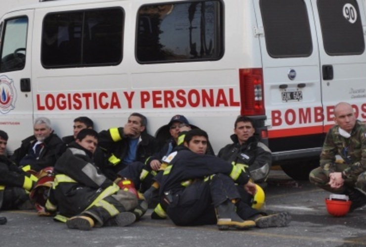 Bomberos exhaustos por las tareas de rescate. (Sabrina Lis Previtera)