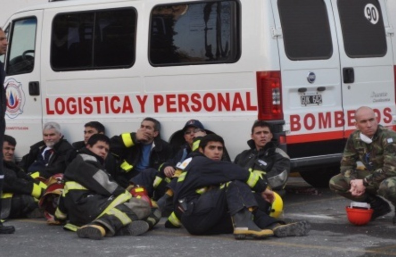 Bomberos exhaustos por las tareas de rescate. (Sabrina Lis Previtera)