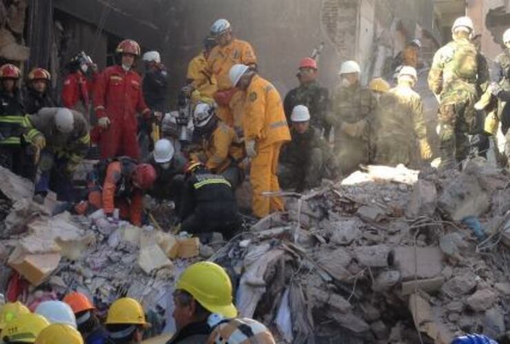 Imagen de Rosario: son 13 los fallecidos identificados y ocho personas continúan como "ausentes"