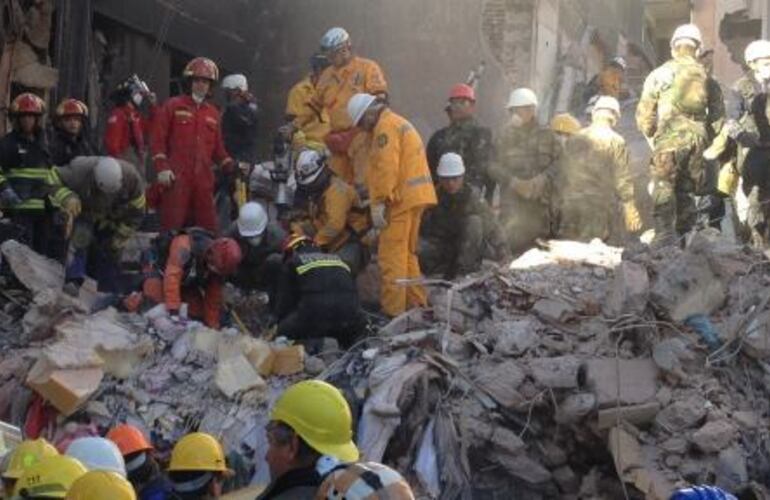 Imagen de Rosario: son 13 los fallecidos identificados y ocho personas continúan como "ausentes"