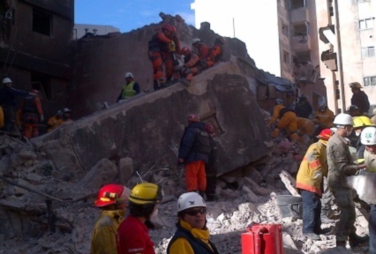 Los rescatistas remueven escombros en la zona del siniestro. (Sabrina Lis Previtera)