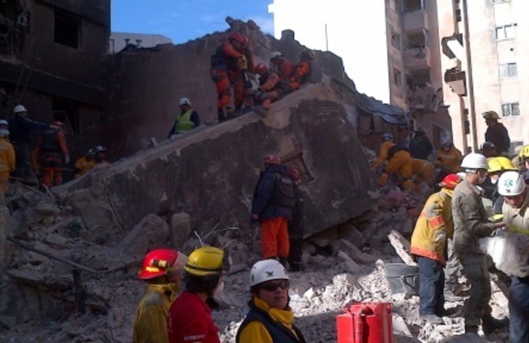 Los rescatistas remueven escombros en la zona del siniestro. (Sabrina Lis Previtera)