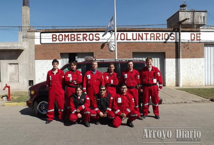 La dotación de nueve bomberos que viajó hoy a Rosario