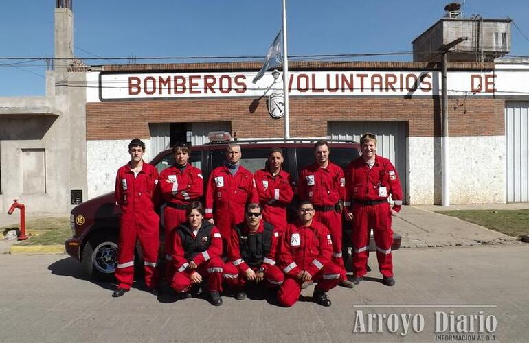 La dotación de nueve bomberos que viajó hoy a Rosario