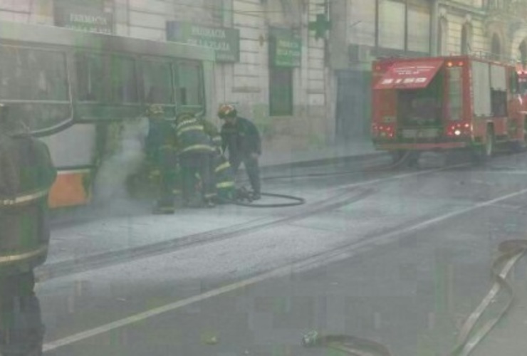 Imagen de Rosario: se incendió un colectivo