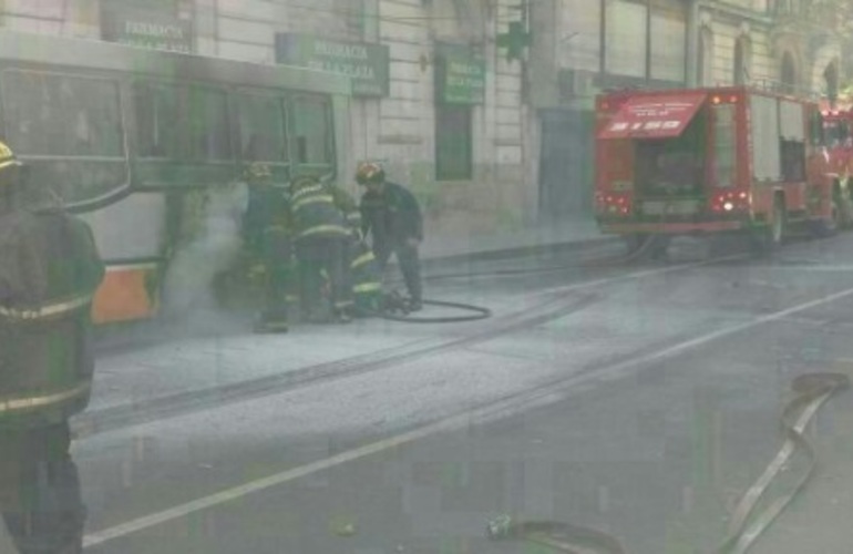 Imagen de Rosario: se incendió un colectivo