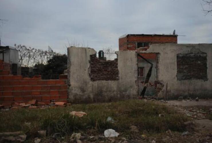 Esta mañana algunos vecinos demolían parcialmente el búnker en José Ingenieros al 100. Foto: S.S.Meccia