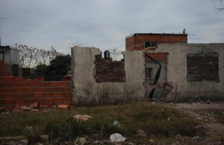 Esta mañana algunos vecinos demolían parcialmente el búnker en José Ingenieros al 100. Foto: S.S.Meccia