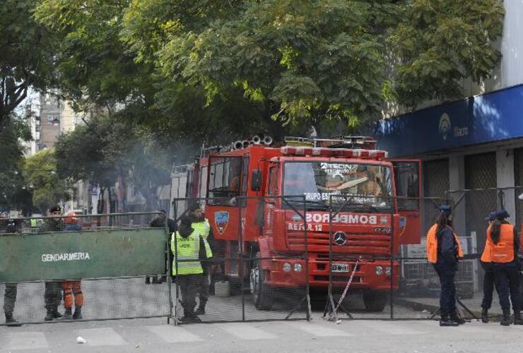 Imagen de Tragedia en Rosario: comienza el largo trabajo de reconstrucción en calle Salta