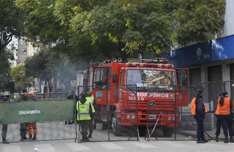 Imagen de Tragedia en Rosario: comienza el largo trabajo de reconstrucción en calle Salta