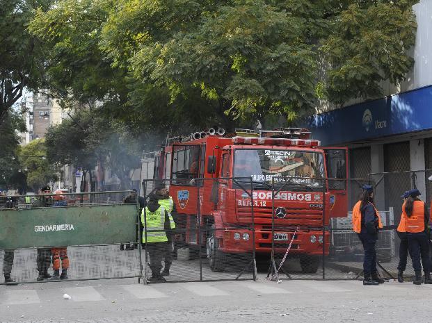 Imagen de Tragedia en Rosario: comienza el largo trabajo de reconstrucción en calle Salta