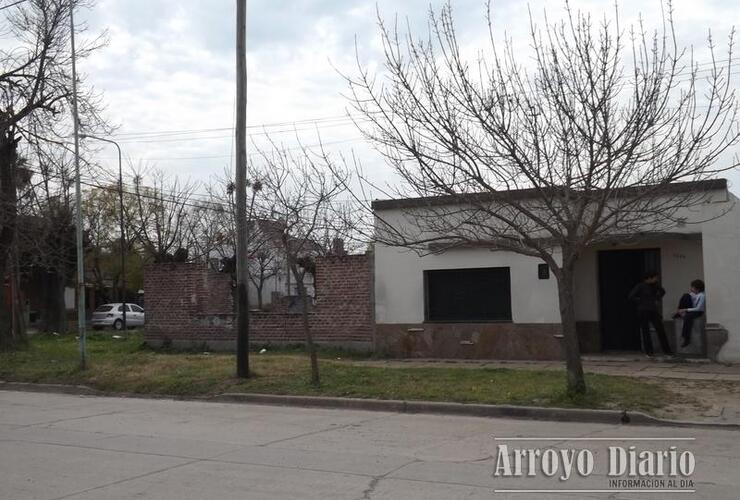 La casa está lindera al predio en estado de abandono