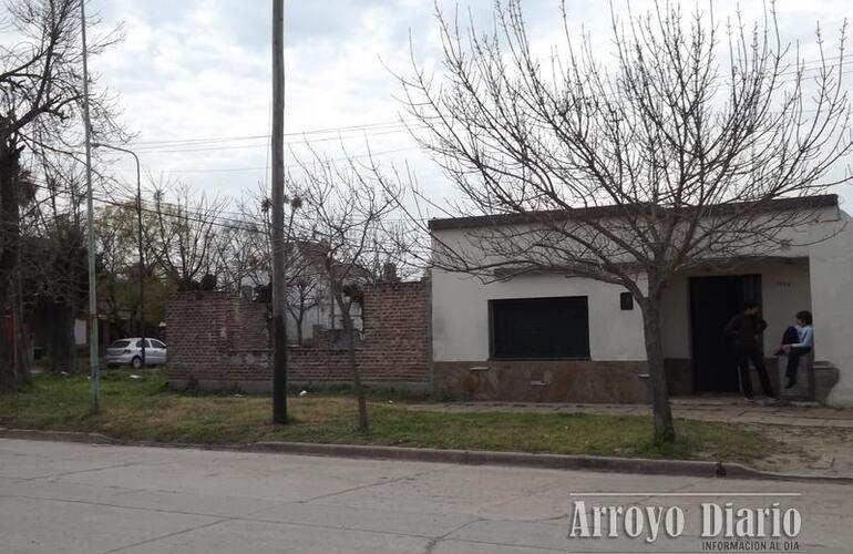 La casa está lindera al predio en estado de abandono