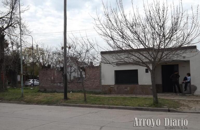 La casa est&aacute; lindera al predio en estado de abandono
