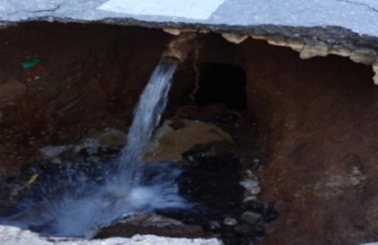 Imagen de Un auto cay&oacute; en un pozo mientras circulaba por Rosario