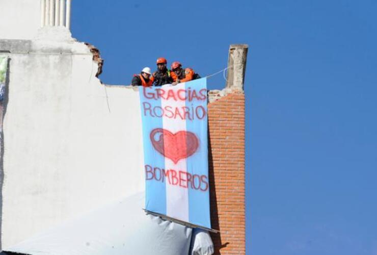 Los bomberos habían colocado un cartel de agradecimiento en uno de los edificios linderos al de Salta 2141. (Foto: S. Toriggino)