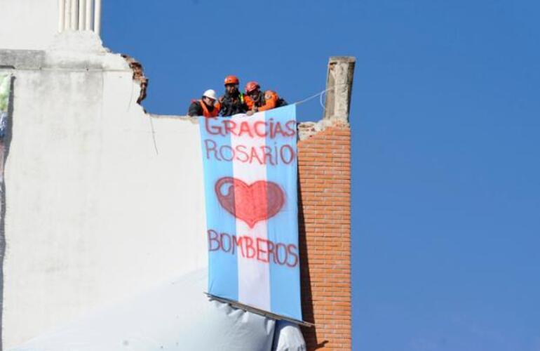 Los bomberos habían colocado un cartel de agradecimiento en uno de los edificios linderos al de Salta 2141. (Foto: S. Toriggino)