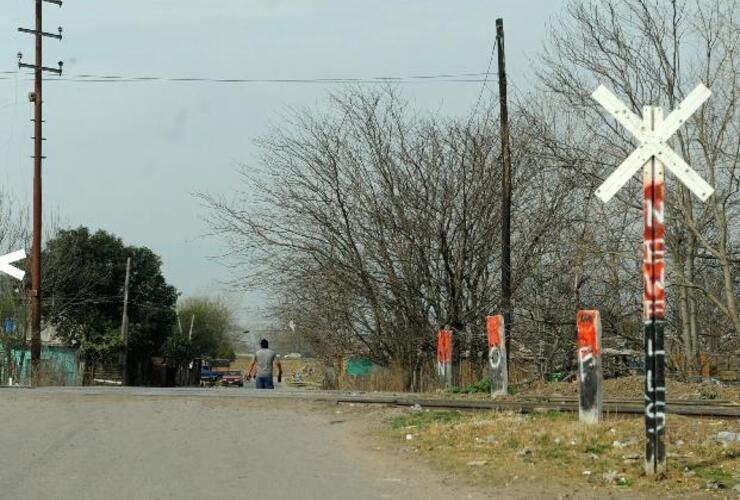 El cuerpo del adolescente fue encontrado en el cruce de Estudiante Aguilar y las vías del ferrocarril Mitre.Foto: A.Celoria