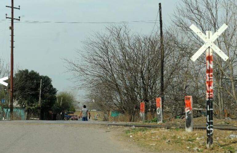 El cuerpo del adolescente fue encontrado en el cruce de Estudiante Aguilar y las v&iacute;as del ferrocarril Mitre.Foto: A.Celoria