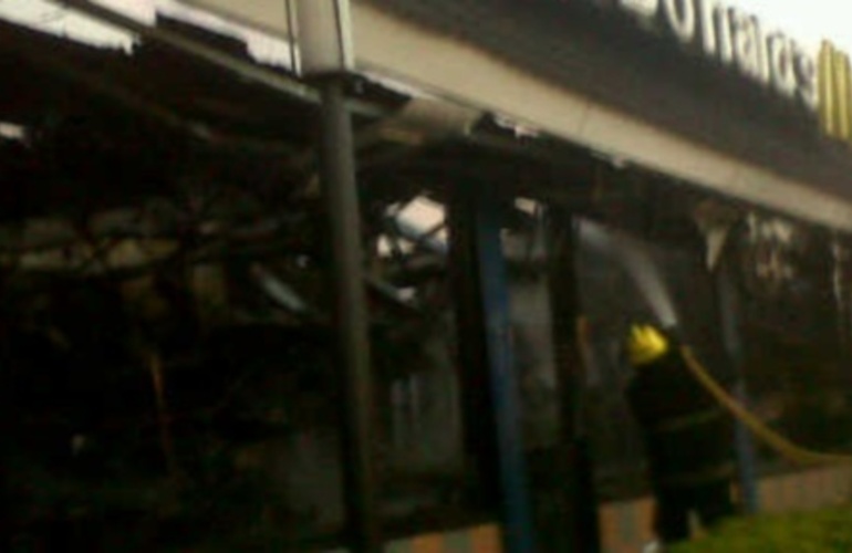 Imagen de Incendio destruyó el Mc Donald´s ubicado frente al Village