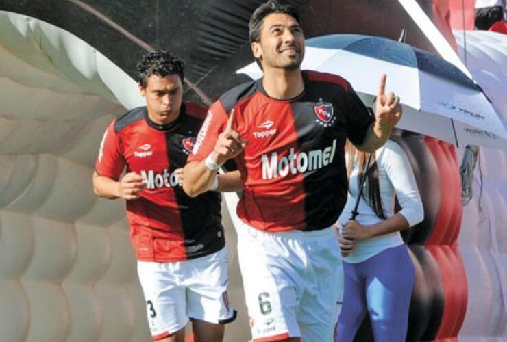 Víctor López demuestra con una sonrisa la alegría del líder del torneo. Es la que buscarán mantener en sus rostros todos los rojinegros tras el choque de esta noche en Liniers.