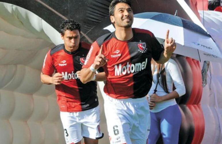 Víctor López demuestra con una sonrisa la alegría del líder del torneo. Es la que buscarán mantener en sus rostros todos los rojinegros tras el choque de esta noche en Liniers.