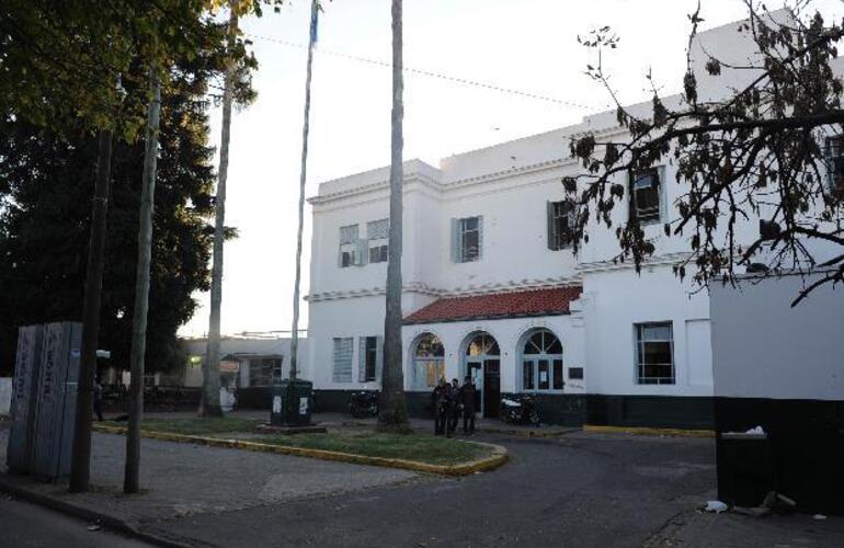 El Hospital Roque Sáenz Peña, en la zona sur, recibió a la víctima baleada en Vuelta de Obligado y Flamarión. Foto: Néstor Juncos