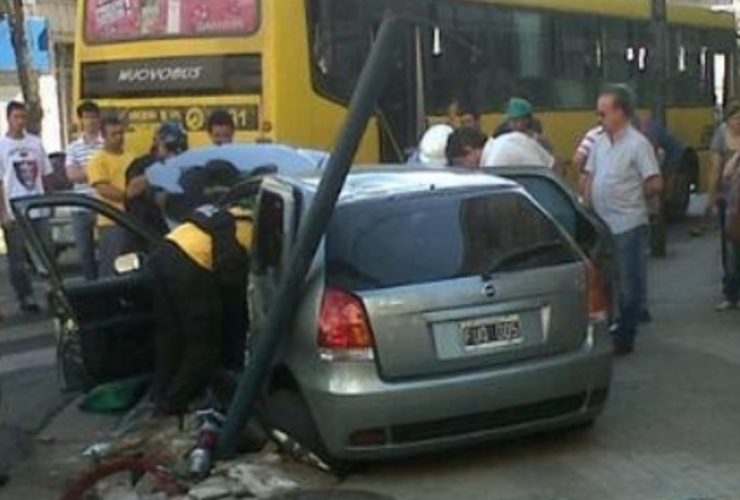 Imagen de Violento choque en Alvear y Santa Fe dejó varios heridos