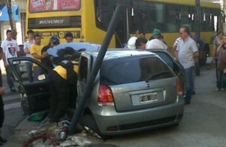 Imagen de Violento choque en Alvear y Santa Fe dejó varios heridos