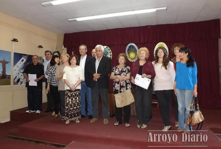 Para la foto: Felices con el reconocimiento representantes de la Asociación posaron junto a los concejales para los medios de la ciudad