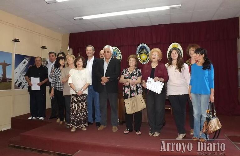 Para la foto: Felices con el reconocimiento representantes de la Asociación posaron junto a los concejales para los medios de la ciudad