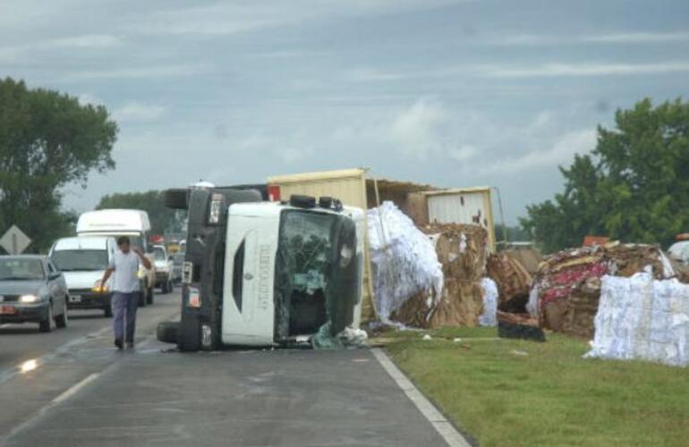 El cami&oacute;n derram&oacute; la carga a la altura de Arroyo Seco por lo que el tr&aacute;nsito fue desviado hacia la ruta 21.