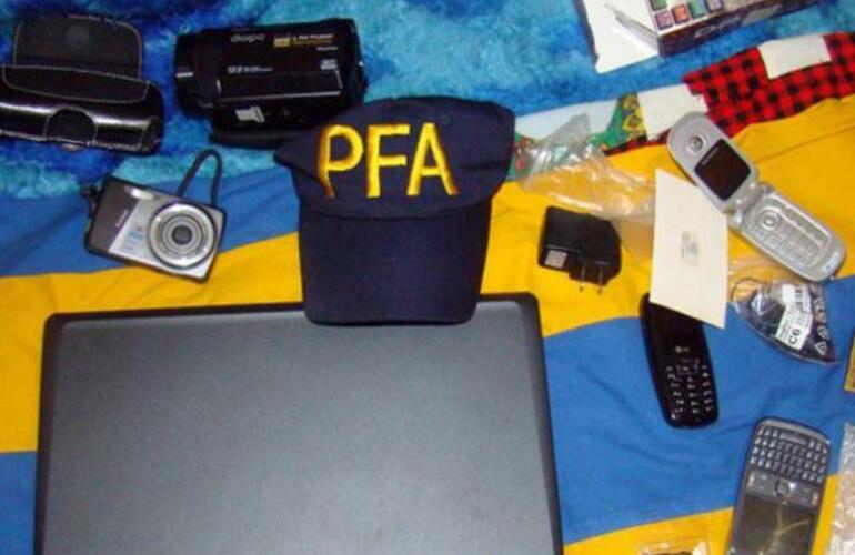 La Policía Federal, durante el allanamiento a la vivienda del joven hacker, en el barrio porteño de San Cristóbal.