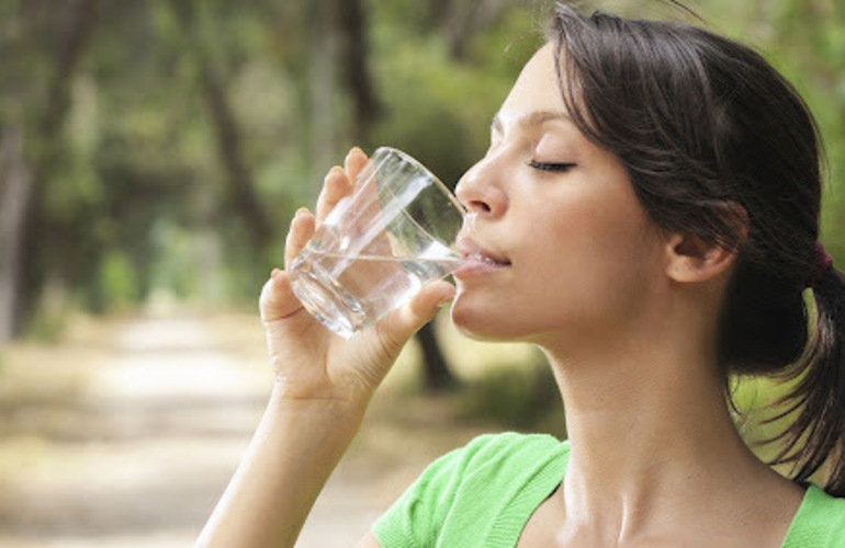 Imagen de Expertos en salud derriban mitos acerca del consumo de agua