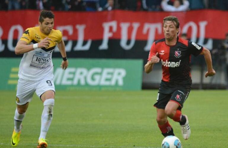 El Gringo Heinze trata de maniobrar ante la intervenci&oacute;n de Vuletich. Foto: H. R&iacute;o.