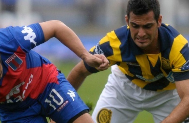 P&eacute;rez Garc&iacute;a se la lleva ante Ballini. Foto: Baires