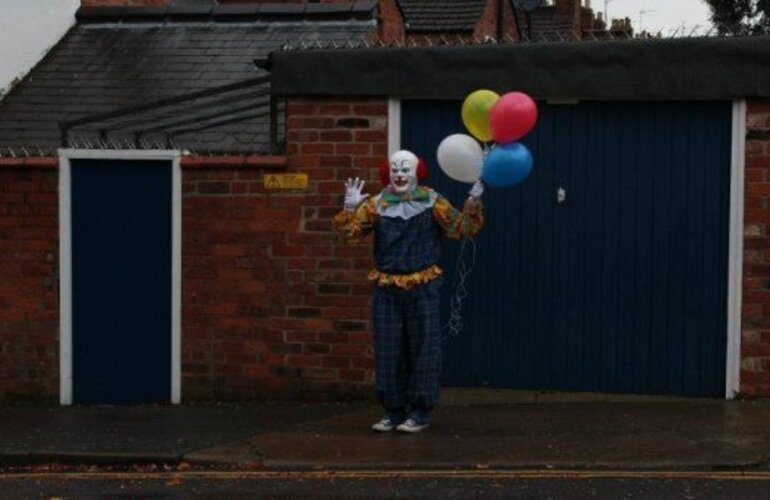 Imagen de Un payaso de película aterroriza a un pueblo inglés