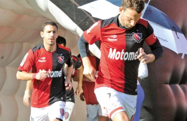 El líder Newell's juega ante el último en Avellaneda y busca sacar más ventaja en el inicio de la 8ª fecha.